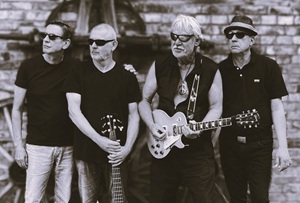 Schwarzweiß-Bild der vier Musiker von Sonic Turf